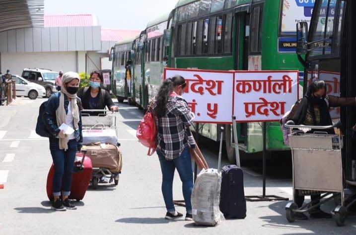 कुबेतबाट उद्वार गरि ल्याएकाे नेपाली त्रिभुवन अन्तर्राष्ट्रिय विमानस्थलमा,प्रदेश पठाउने तयारी