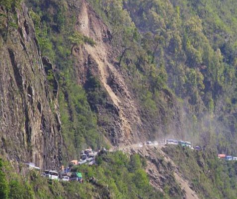 पहिराे खस्दा मुग्लिन नारायणघाट सडकमा सवारी साधन राेकिए