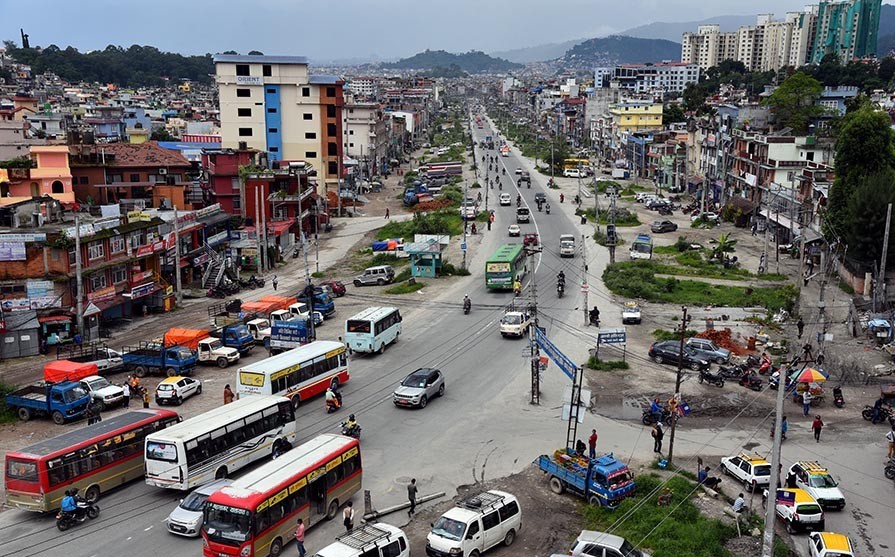 लकडाउन अन्त्य भएसँगै सवारी चाप बढ्दाे, आम नागरिकले सतर्कता नअपनाए काेराेना संक्रमित बढ्नसक्ने