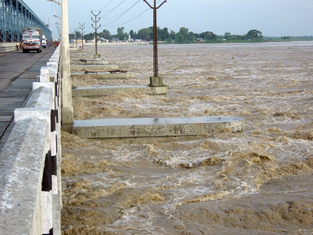 सप्तकोशीमा ३८ वटा ढाेका खाेलियाे पानीको बहाव उच्च