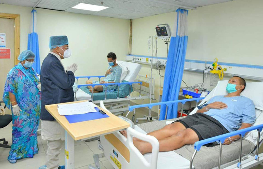 अनशनरत युवालाई भेट्न प्रधानमन्त्री अस्पतालमै पुगे