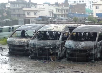 ग्यारेजमा राखेकाे ८ वटा माइक्रोबसमा आगलागी