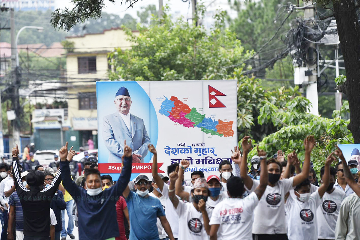 प्रधानमन्त्री ओलीको समर्थनमा काठमाडौंकाे ठाउँ ठाउँमा प्रदर्शन