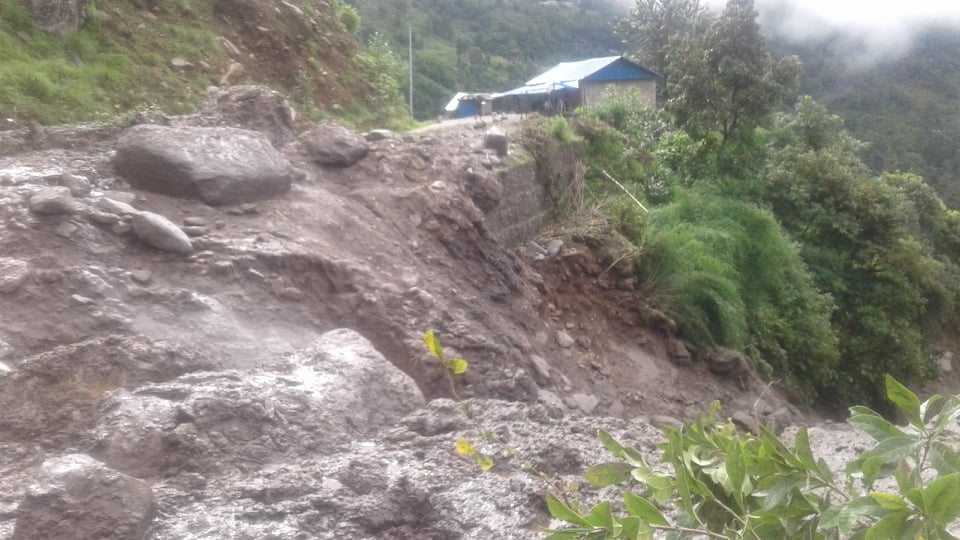 दुरुमथलि र सिस्नेमा घरमाथि बाट पहिराे खस्न थालेपछि टाेलनै चिन्तामा