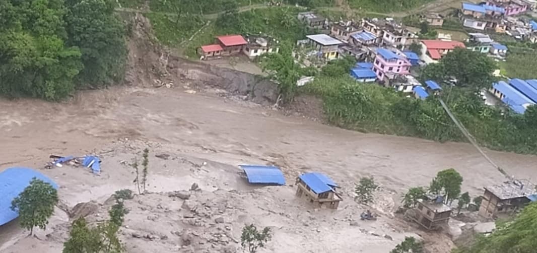 बाह्रबिसेकाे बाढीपहिराेमा परेका दुईकाे हेलिकप्टरबाट उद्वार बेपत्ताकाे खाेजी हुँदै