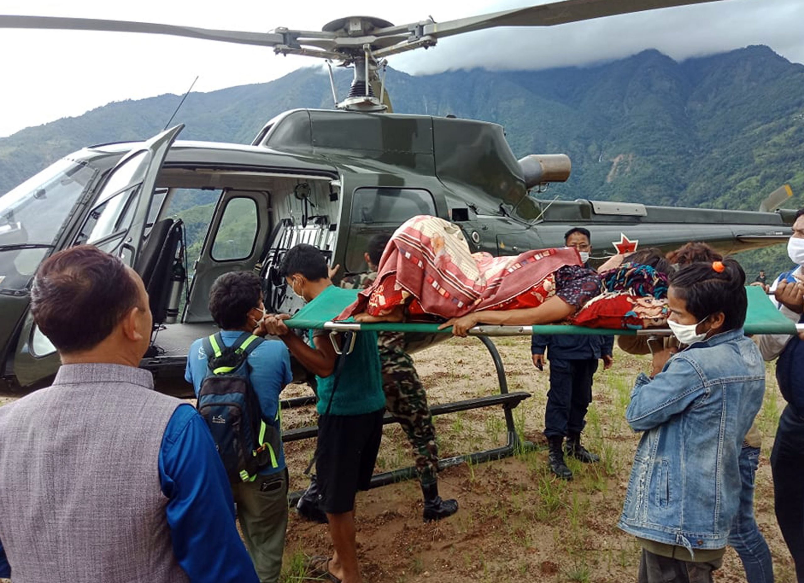 सिन्धुपाल्चोकका एक गर्भवती महिलालाई हेलिकप्टरबाट उद्वार