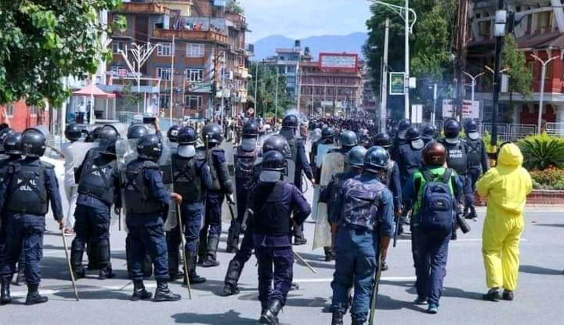 बिहिबार पुलचाेककाे झडपमा खटिएका १८ प्रहरीलाई काेराेना पुष्टि