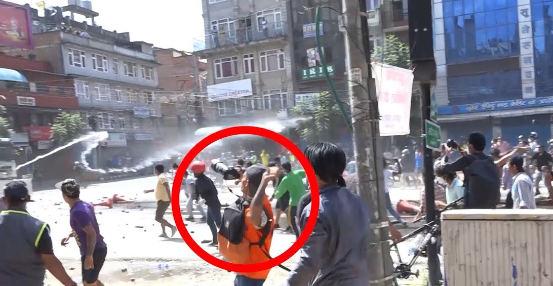 पत्रकारको ज्याकेट लगाएर प्रहरीलाई ढुङ्गा हान्ने पक्राउ, उक्त व्यक्ति पत्रकार नभएको खुलासा