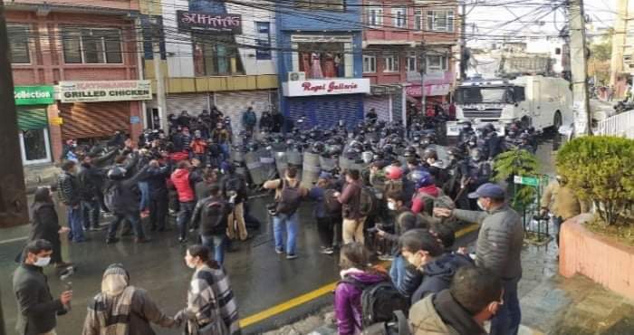 बृहत् नागरिकको आन्दोलनमा प्रहरीले हस्तक्षेप गरेपछि दर्जनौँ अभियन्ता घाइते