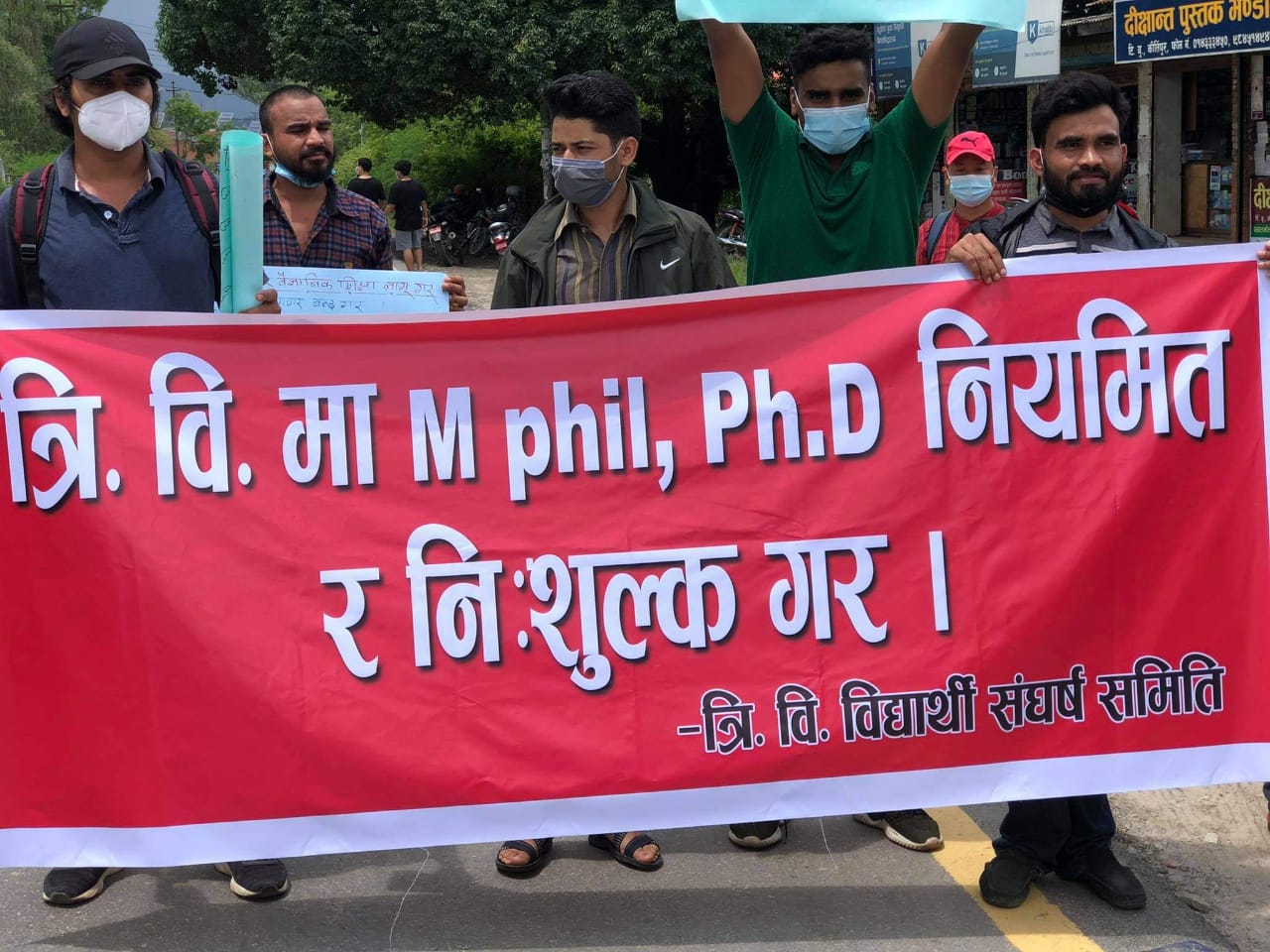 एमफिएल र पीएचडीकाे शुल्क वैज्ञानिक नभएको भन्दै त्रिवि परिसरमा विद्यार्थीकाे प्रदर्शन