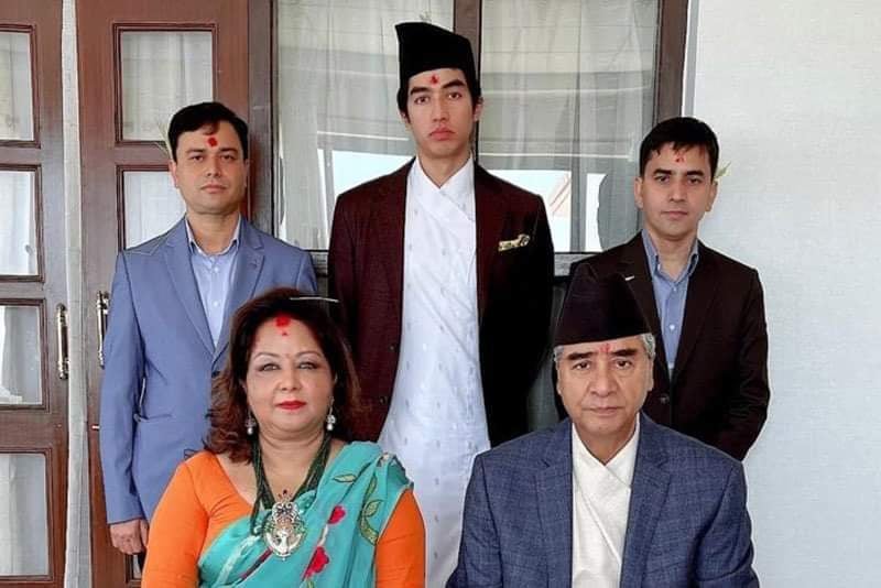 प्रधानमन्त्री देउवाले लगाए परिवारसंग टीका