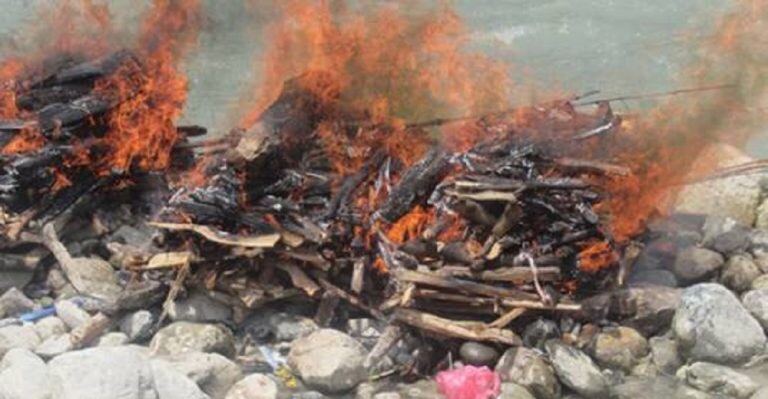 पहिरोले ज्यान गुमाएका एकै परिवारका ६ जनाको दाहसंस्कार