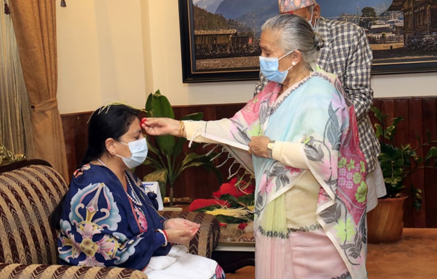 राष्ट्रपतिद्वारा आमा मिथिला पाण्डेका हातबाट टीका ग्रहण