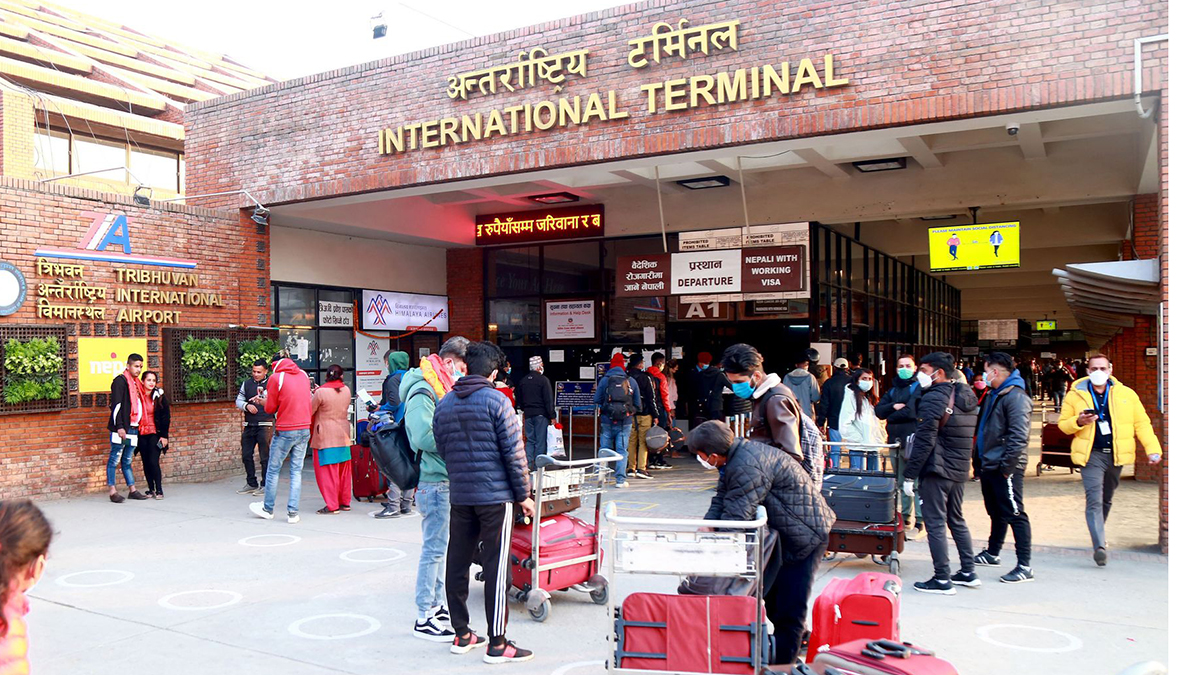 विमानस्थलमा यात्रुले छाडेका सामान थुप्रदै