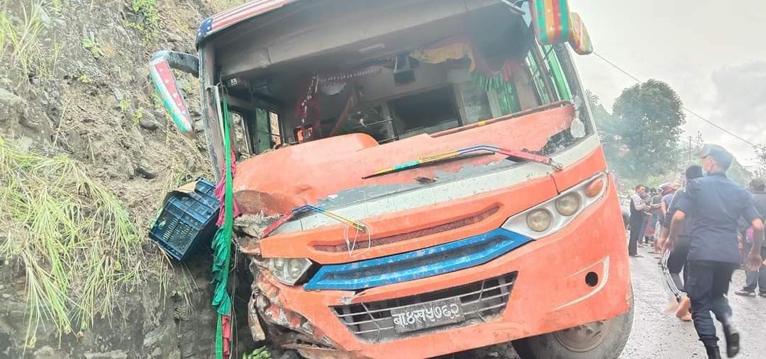 नुवाकोटको किस्पाङमा बस दुर्घटना : ३० जना घाइते