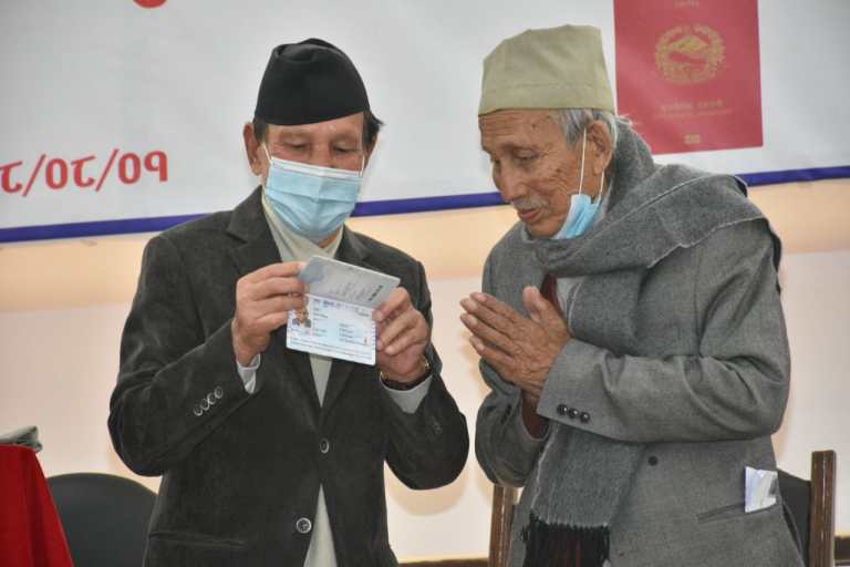 इ–पासपोर्ट सार्वजनिक: पहिलो इ–पासपोर्ट शताब्दी पुरूष जोशीलाई