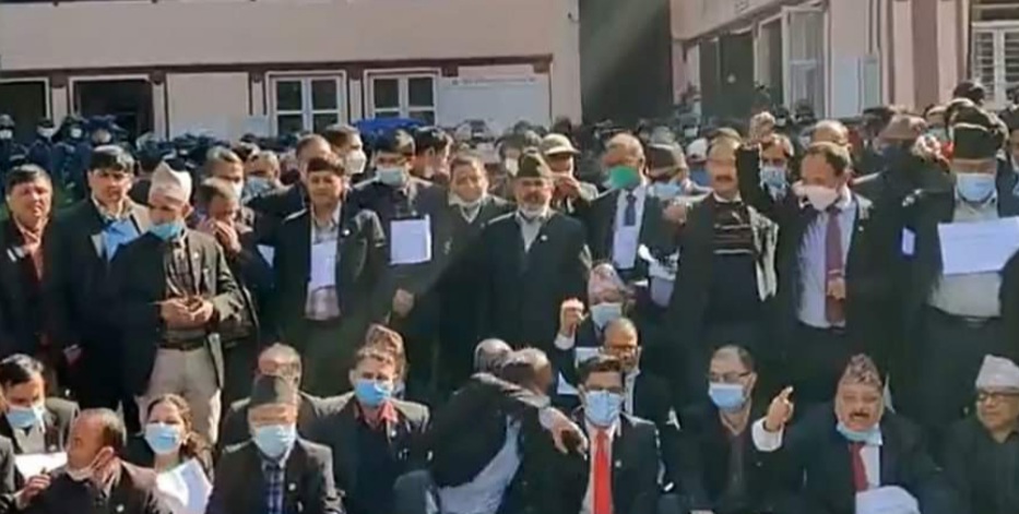 प्रधानन्यायाधीशको राजीनामा माग्दै सर्वोच्चमा आज पनि प्रदर्शन