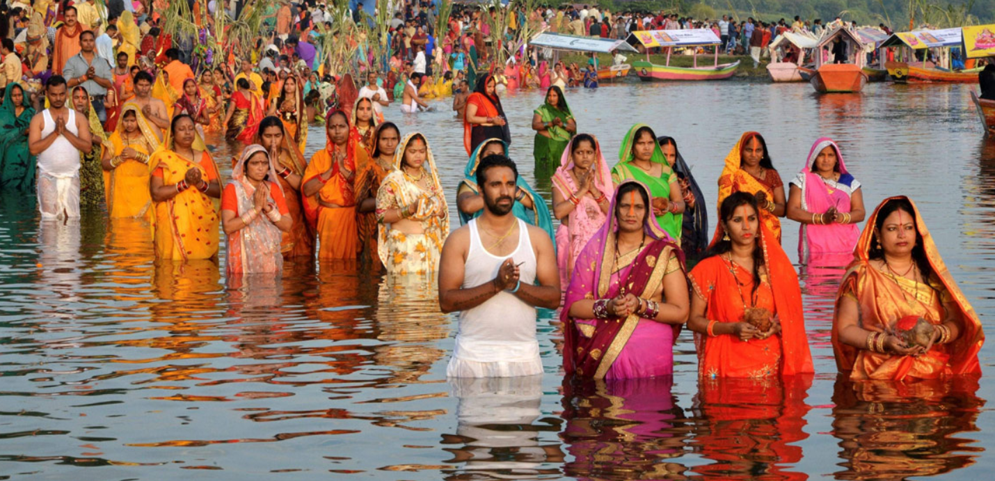 छठको मुख्य दिन: साँझमाअस्ताउँदो सूर्यलाई पूजा गरी अर्घ्य दिइँदै