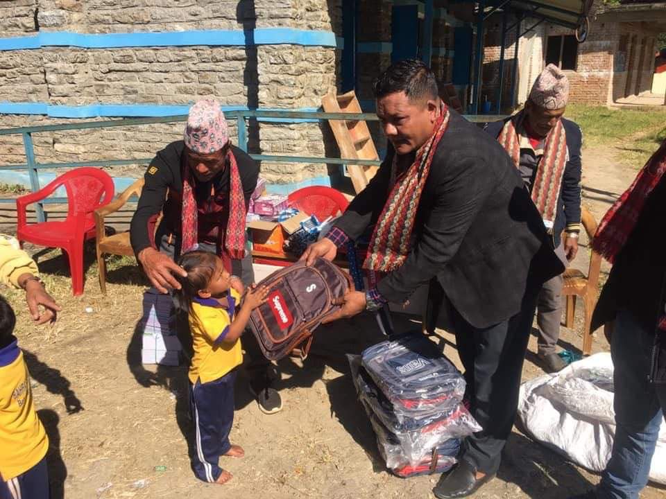 बाह्रबिसेमा क्षेत्रीय सभापति बस्नेतद्वारा विद्यार्थीलाई झोलासहित स्टेसनरी सामग्री हस्तान्तरण