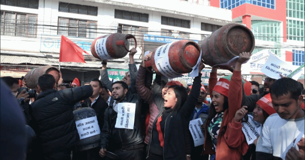 मूल्यवृद्धिको विरोधमा विद्यार्थीहरूको सिलिन्डर जुलुस