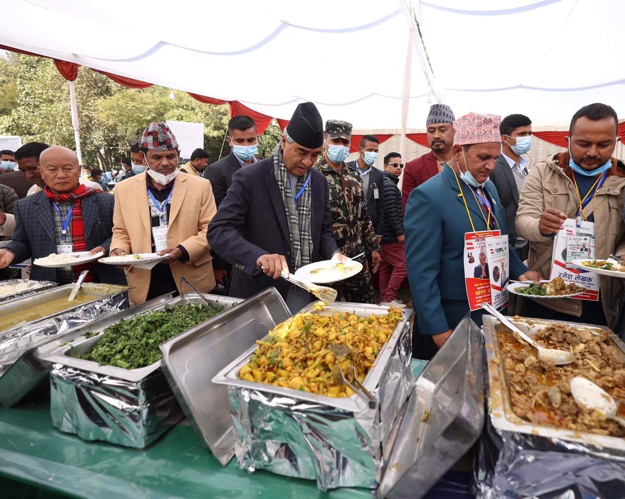 सभापतिका उम्मेद्धवार देउवा खाना खाने लाइनमा बसेपछि