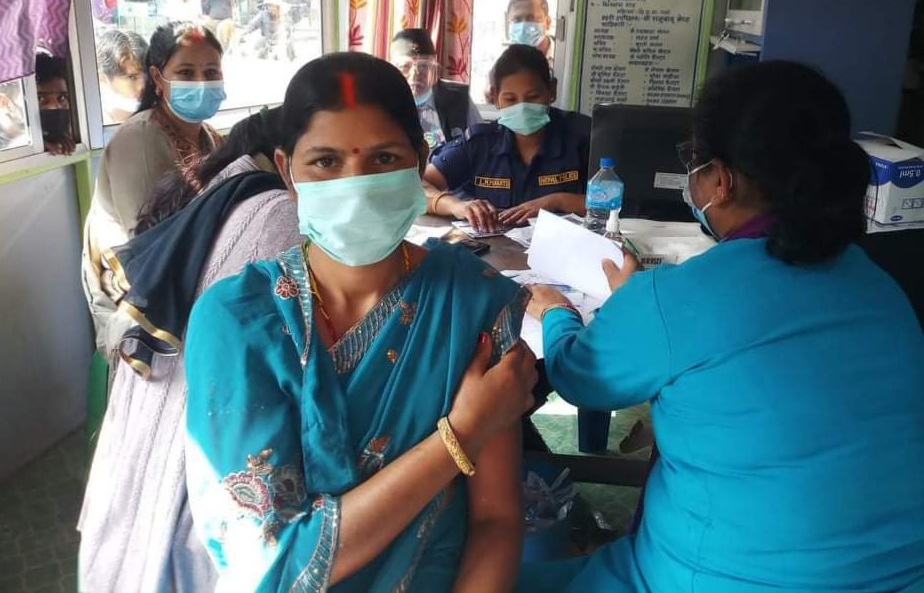 ग्रिनसिटि सामुदायिक सेवा केन्द्रमा भेरोसेल र कोभिशिल्ड खोप लगाउँदै
