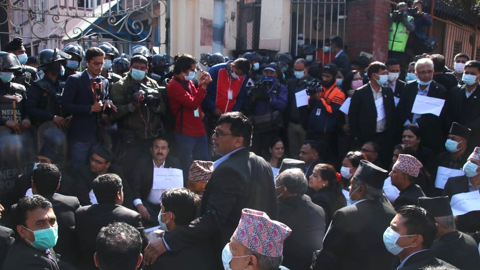 प्रधानन्यायाधीशविरुद्ध कानून व्यवसायीहरुको प्रदर्शन जारी