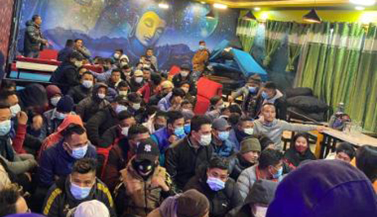 अनलाइन जुवा खेलेको आरोपमा बौद्धबाट आठ महिलासहित ७४ जना पक्राउ