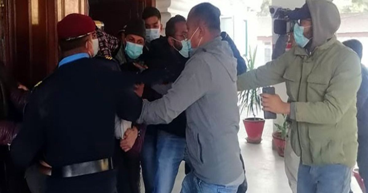 काठमाडौं मेडिकल कलेजका सञ्चालक शर्मालाई विद्यार्थीले दले कालोमोसो