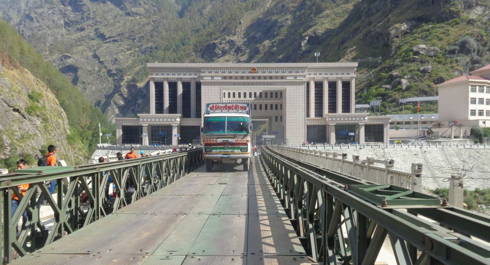 चीनबाट दैनिक दुई सय ट्रक आउने अहिले मुस्किलले २० वटा मात्र