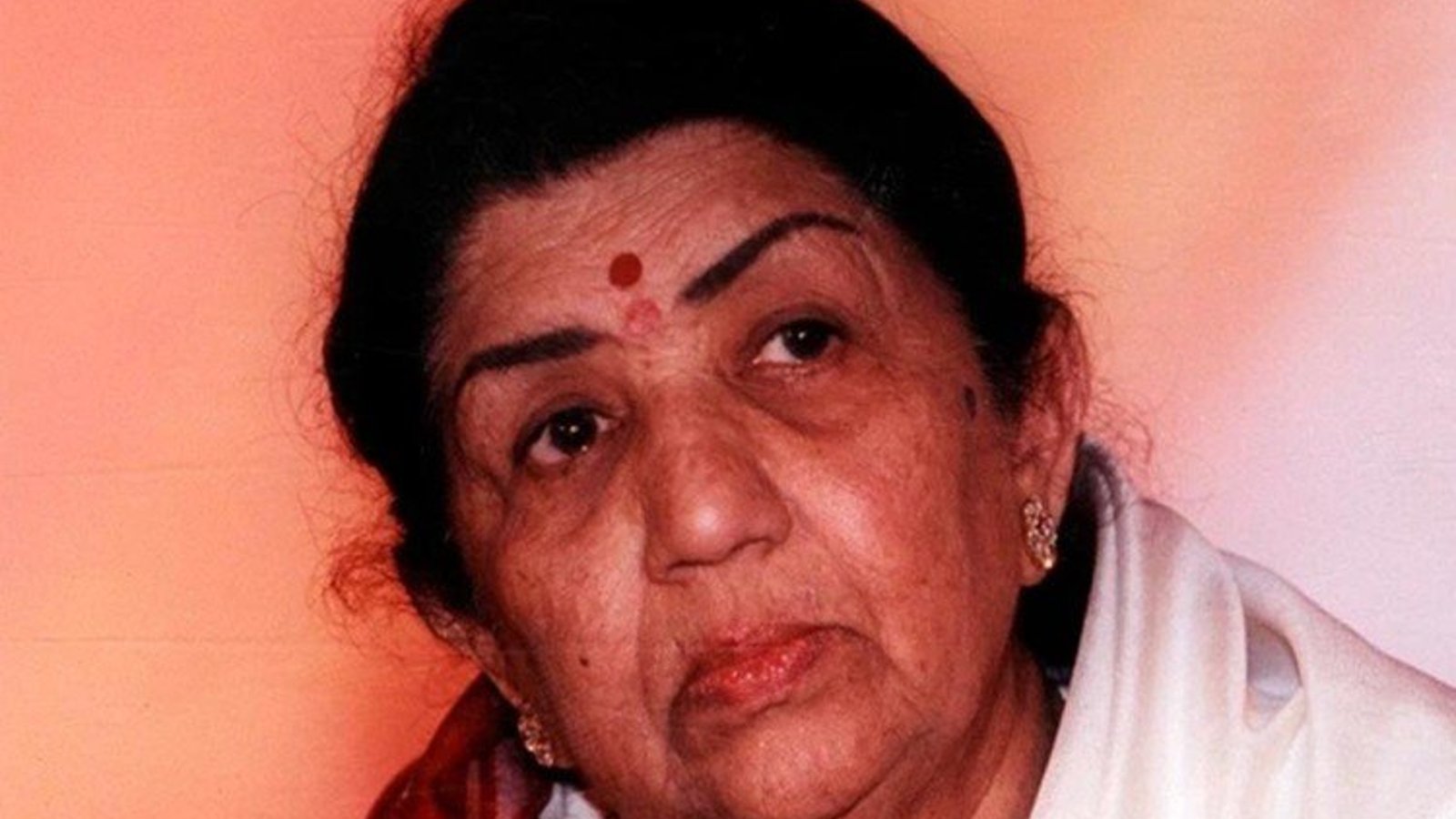 लता मंगेशकरले मन्द विष दिएको आशंका जताएकी थिइन्