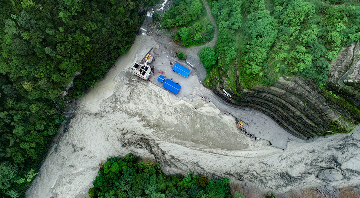 मेलम्ची मुहानको अवरोधका रूपमा रहेका ठूला ढुङ्गा फुटाउने काम सुरु
