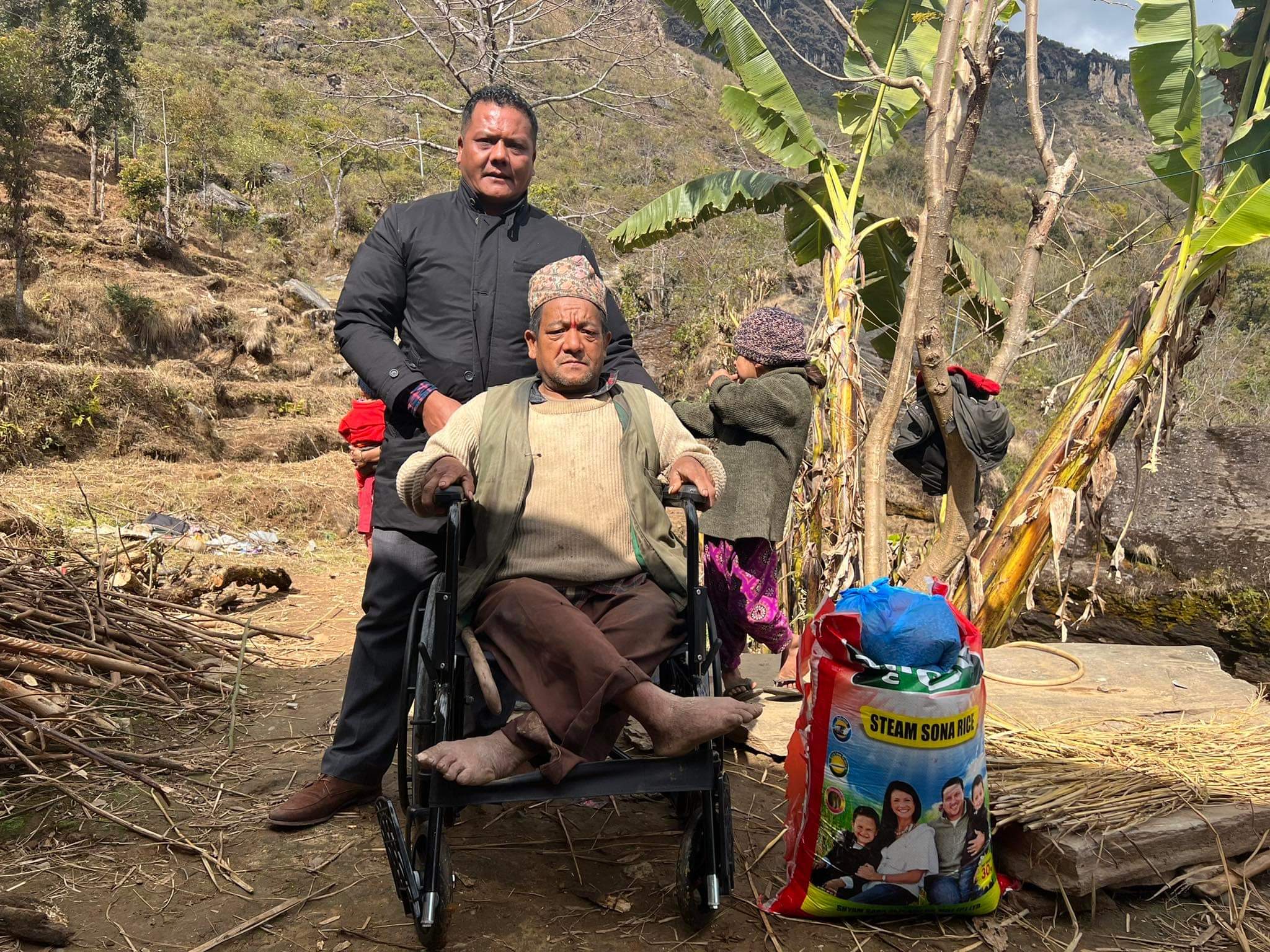 कांग्रेस सभापति बस्नेतद्वारा बाह्रबिसेमा सहयोग सामाग्री हस्तान्तरण