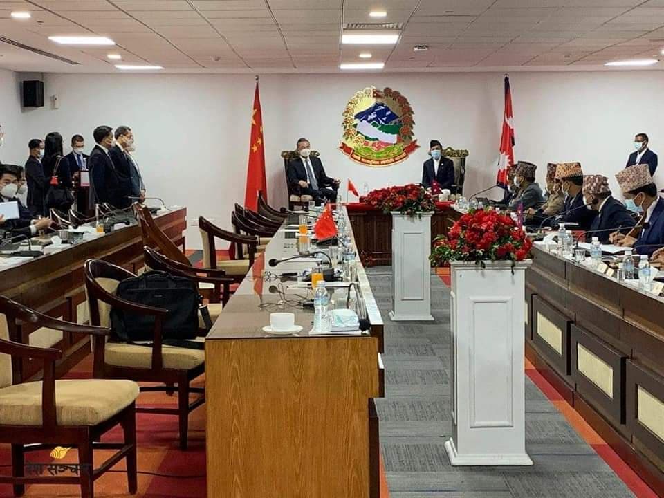 परराष्ट्रमन्त्री खड्का र चिनियाँ विदेशमन्त्रीबीच भेट,नेपाल–चीन सम्बन्धका पक्षमा छलफल
