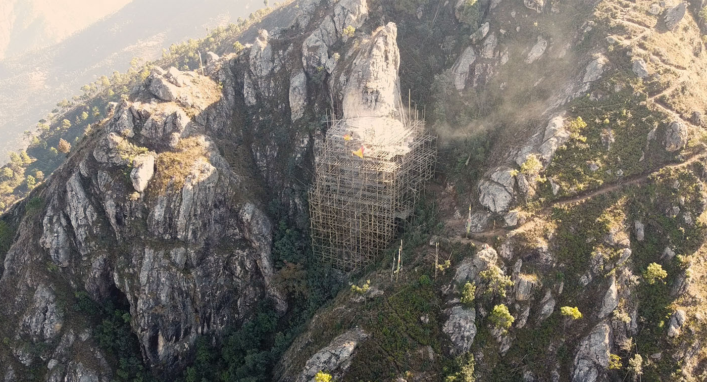 नागीभीरको पहरालाई खोपेर बुद्धको मूर्ति बनाइँदै