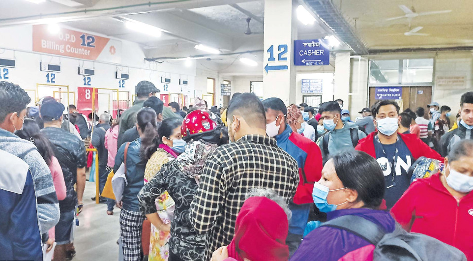अस्पतालको टिकट लिन घण्टौं लाइनमा बस्नुपर्ने