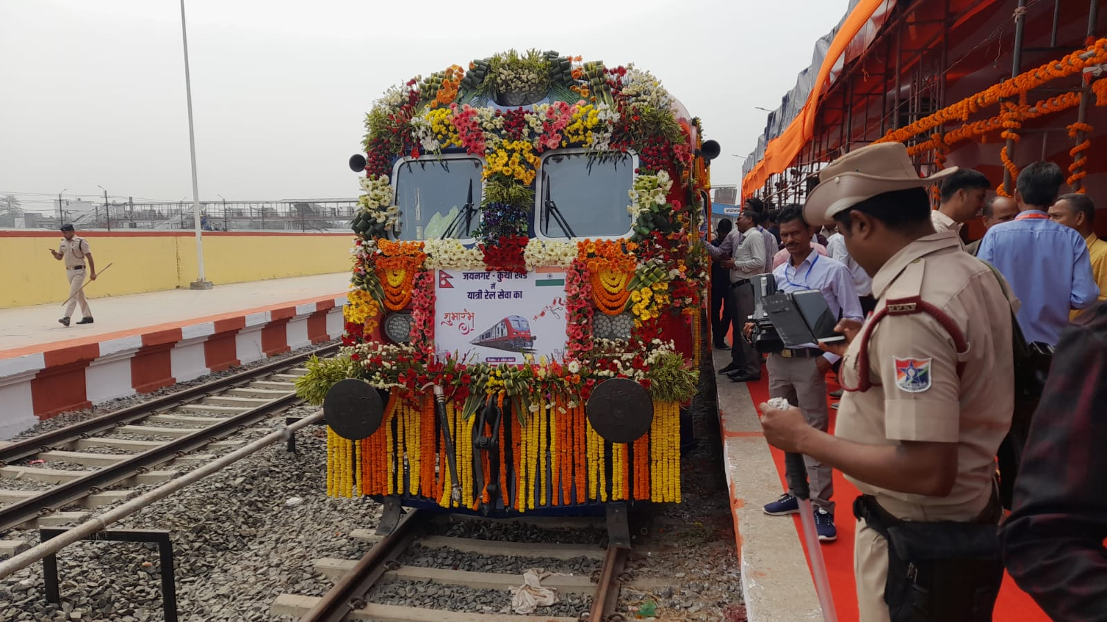 दुई रेल किनिए,एउटा मात्र सञ्चालनमा