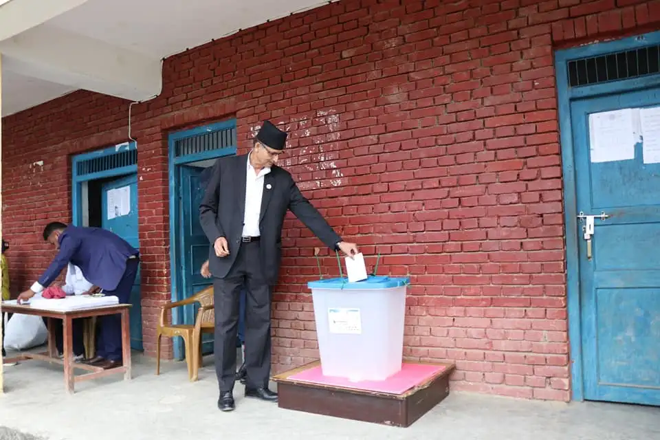 सिन्धुपाल्चोकबाट अग्निप्रसाद सापकोटाले गरे मतदान