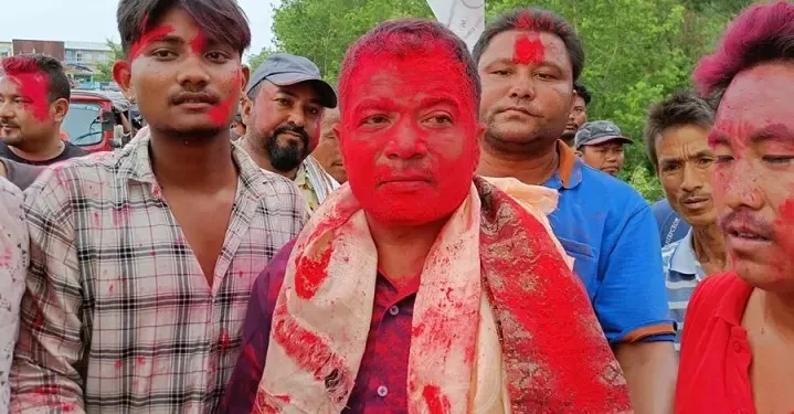 विजयी उत्सव मनाइसकेका समसेर सिंह र रुद्रमगरको मत बराबरी आयो