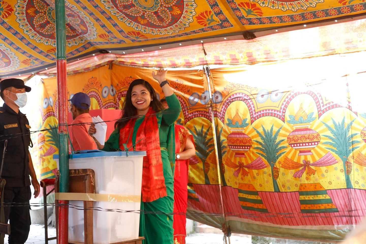 काठमाडौं उपमेयरकी दावेदार सुनिता डंगोलले गरिन मतदान