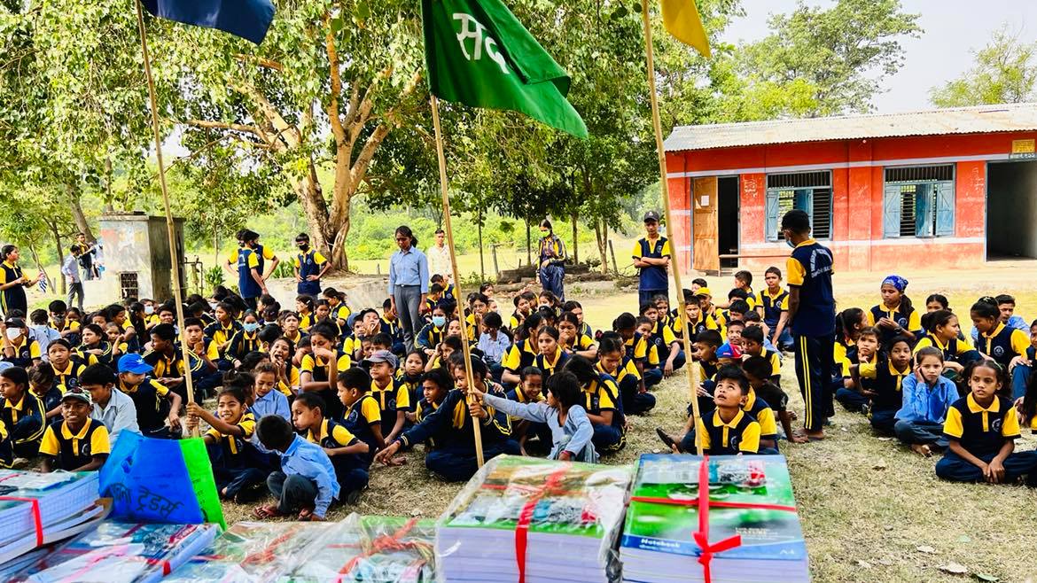 कैलालीगाउँमा अध्ययनरत ४० जना छात्र छात्राहरूलाई  शैक्षिक सामग्री वितरण