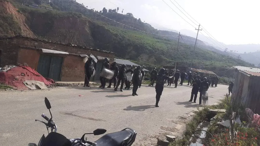 फोहोरका गाडी रोक्ने १४ जना पक्राउ