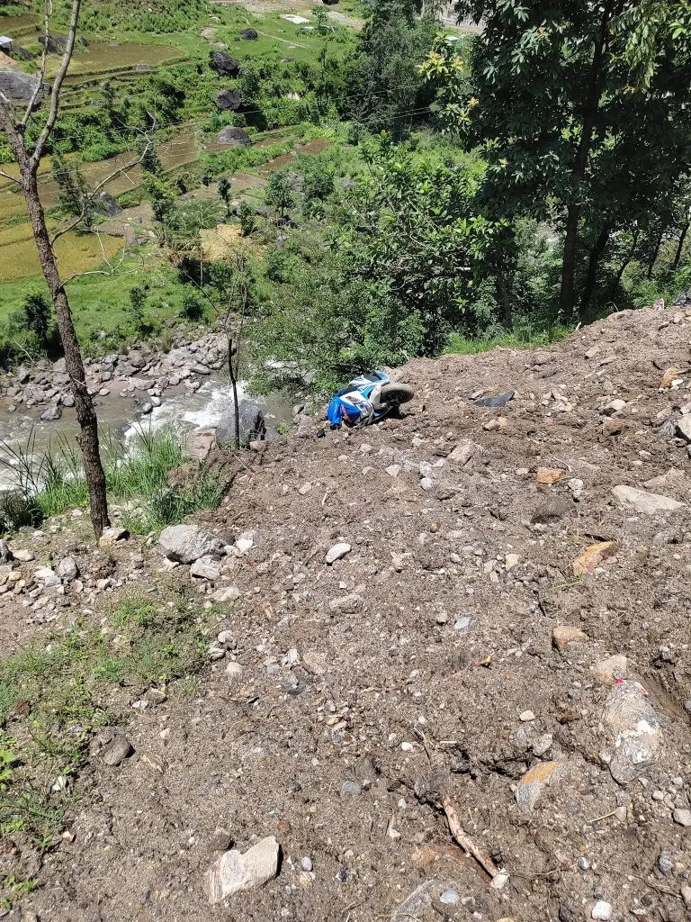 विद्यालय हिडेकी शिक्षिकाको स्कुटरसहित भीरबाट खसेर मृत्यु