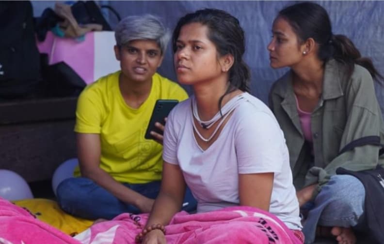 गृहमन्त्री बालकृष्ण खाणको हातबाट जुस खाएर निहारिकाले अनसन तोडिन्