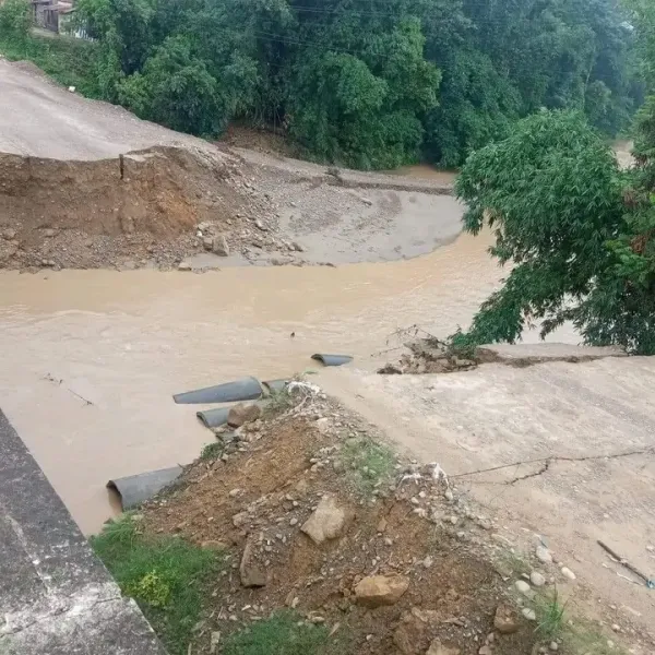 बाढीले तीन वटा डाईभर्सन बगाउदा नारायणगढ–बुटवल खण्ड अवरुद्ध,बाटो खुलाउने प्रयास जारी