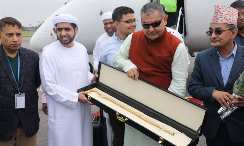 यूएईका अधिराजकुमार जुमा अल मोक्तुमले दिए दुर्गा प्रसाईलाई सुनको लौरो उपहार