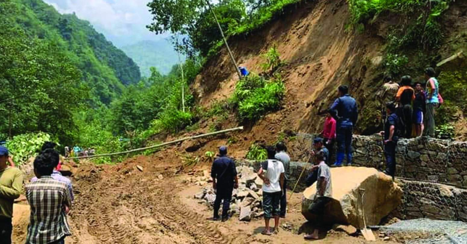 संखुवासभामा सडकको ढिस्कोले पुरिएर दुई जनाको मृत्यु