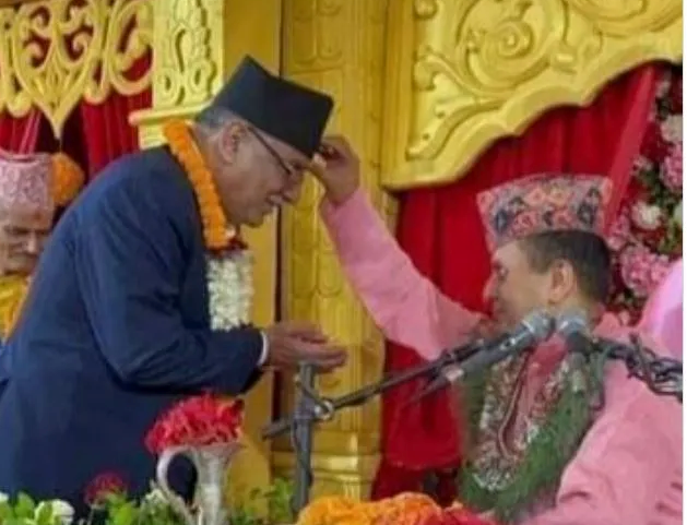 माओवादीले हत्या गरेका नारायण पोखरेलका छोरासँग आशीर्वाद लिँदै प्रचण्ड