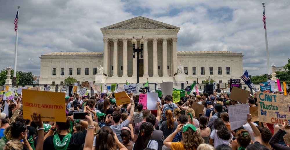 अमेरिकामा महिलाले गर्भपतन गर्न पाउने संवैधानिक अधिकार समाप्त,क्लिनिकहरू बन्द हुन थाले