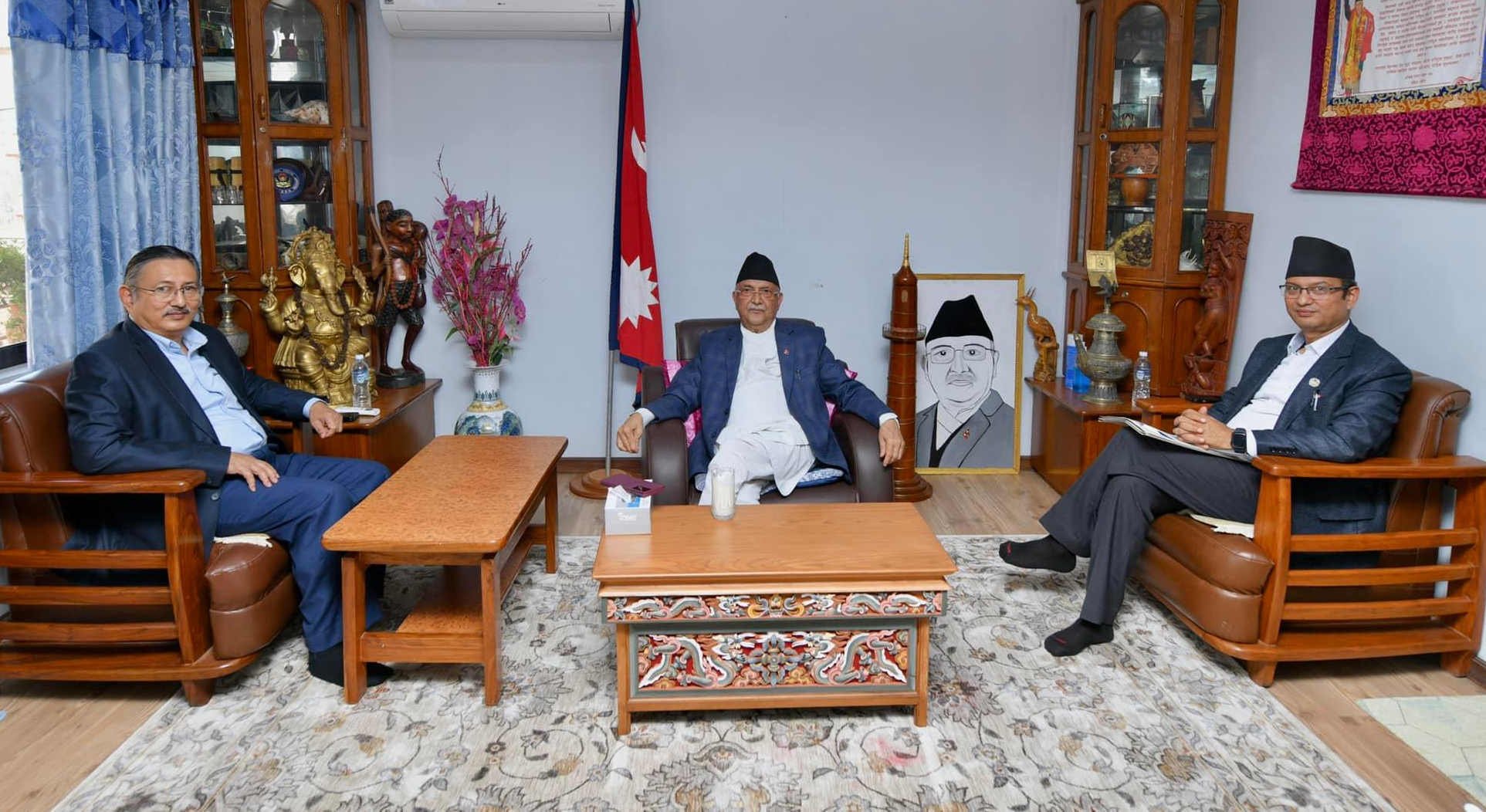 गृह र कानून मन्त्रीले भेटे अध्यक्ष ओली, के के भयाेकुराकानी ? 